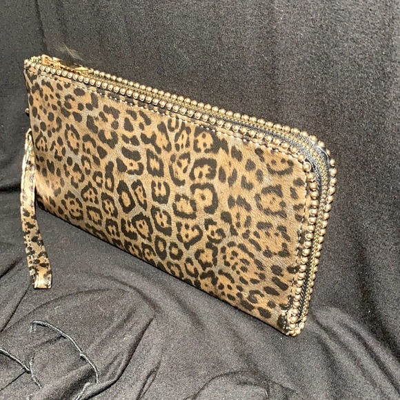 NWOT Leopard wristlet. - Picture 3 of 7